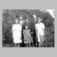 096-0003 Familie Krause aus Schorkenincken  in ihrem Obstgarten .jpg